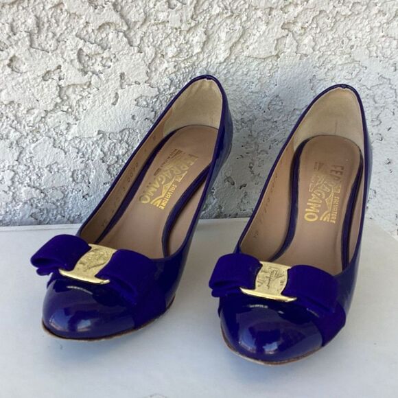 Salvatore Ferragamo Vara Bow Patent Leather Pumps Purple Gold Logo Accent Size 5 - Picture 1 of 7